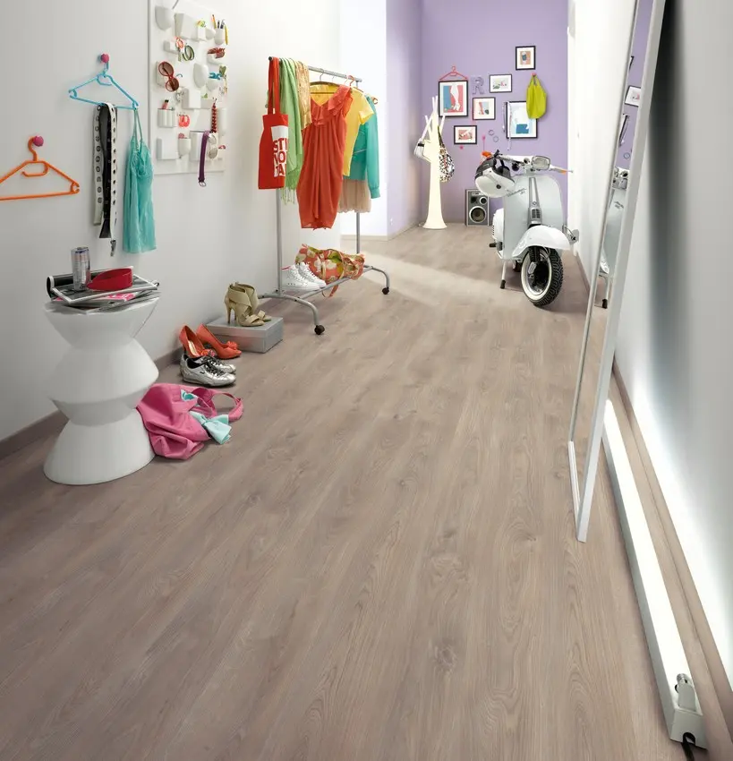 Widok aranżacji strefy mieszkalnej - Belfort dąb srebrny deska w stylu wiejskim klasyczny HOME panele laminowane - Egger