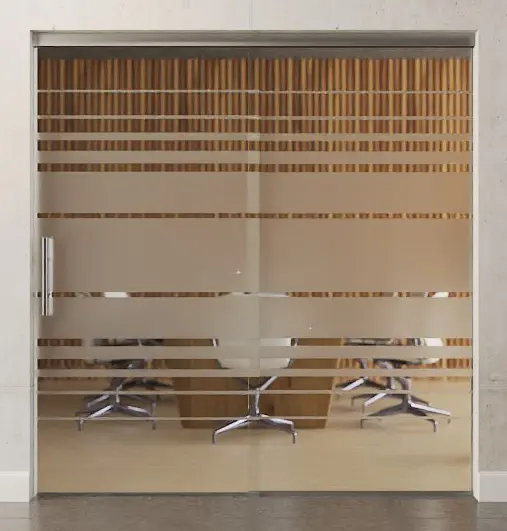 Widok frontowy biura Selina, motyw matowy, szklane drzwi przesuwne ze stałym elementem bocznym Sigma Flexible wariant 1 - Erkelenz.