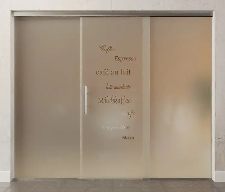 Zdjęcie drzwi przesuwnych szklanych z motywem Cafe 2 przezroczyste z dwoma stałymi elementami bocznymi Sigma Flexible wariant 2 - Erkelenz.