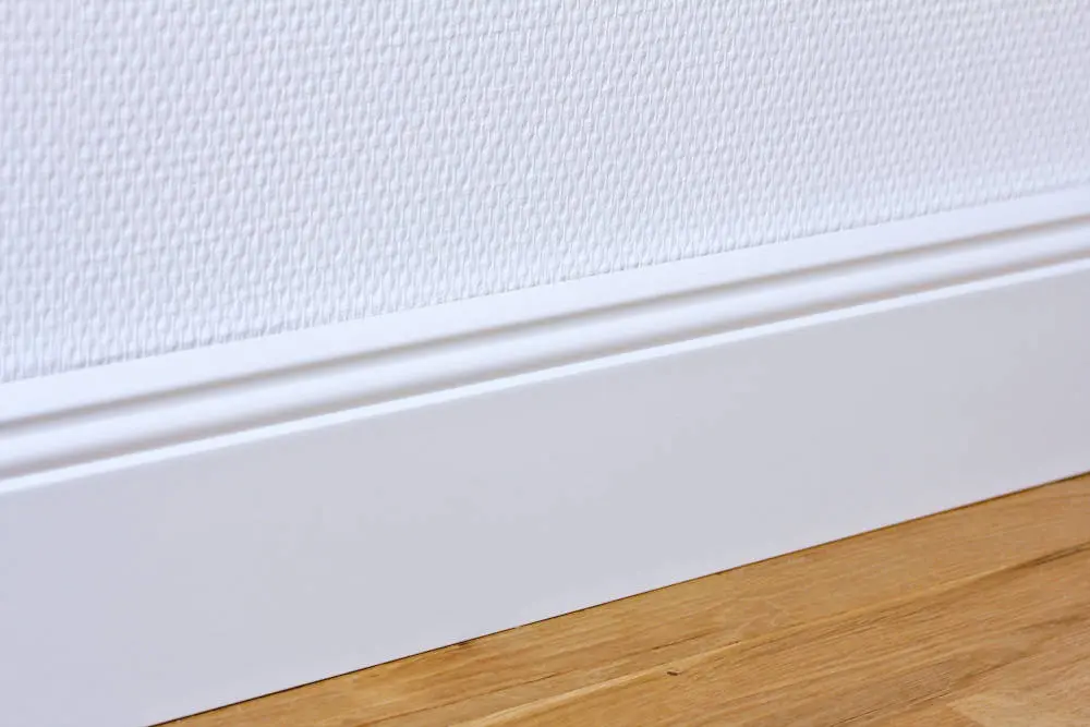 Widok na ścianie listwy przypodłogowej 18 x 115 x 2400 mm, drewno lite, biała lakierowana, Altdeutsch 115, wpust na klips.