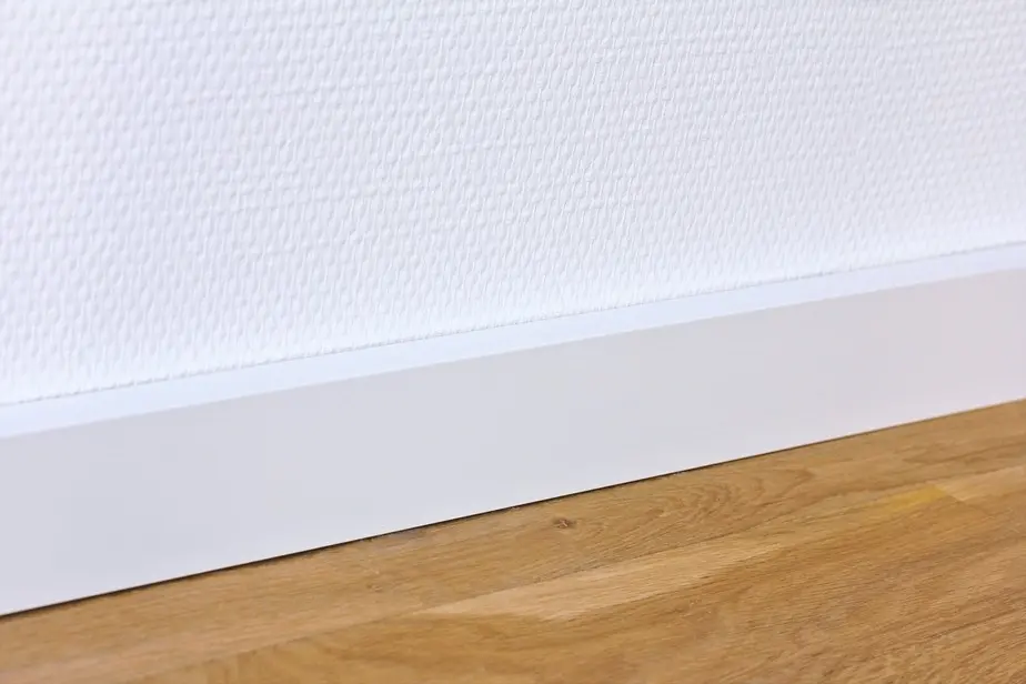 Widok ścienny listwy przypodłogowej 18 x 60 x 2400 mm drewno lite biały lakierowane prostokątne/fazowane wpust na klips aranżacja