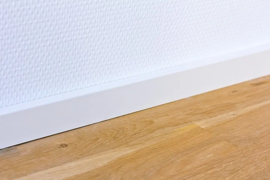 Widok ścienny listwy przypodłogowej 12 x 40 x 2400 mm drewno lite biały lakierowane kubistyczna R2 do przyklejenia aranżacja