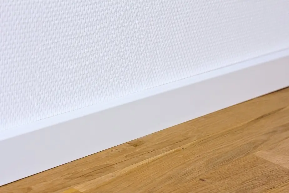 Widok ścienny listwy przypodłogowej 16 x 58 x 2400 mm drewno lite biały lakierowany kubiczna R3 Clip-Nut aranżacja