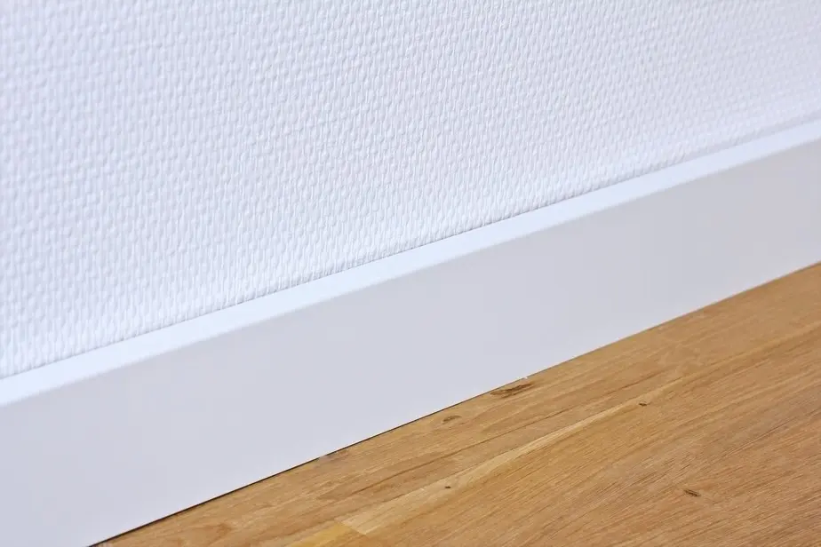 Widok ścienny listwy przypodłogowej 16 x 78 x 2400 mm, drewno lite, biały lakierowany, profil kubistyczny R3, wpust na klips, aranżacja.