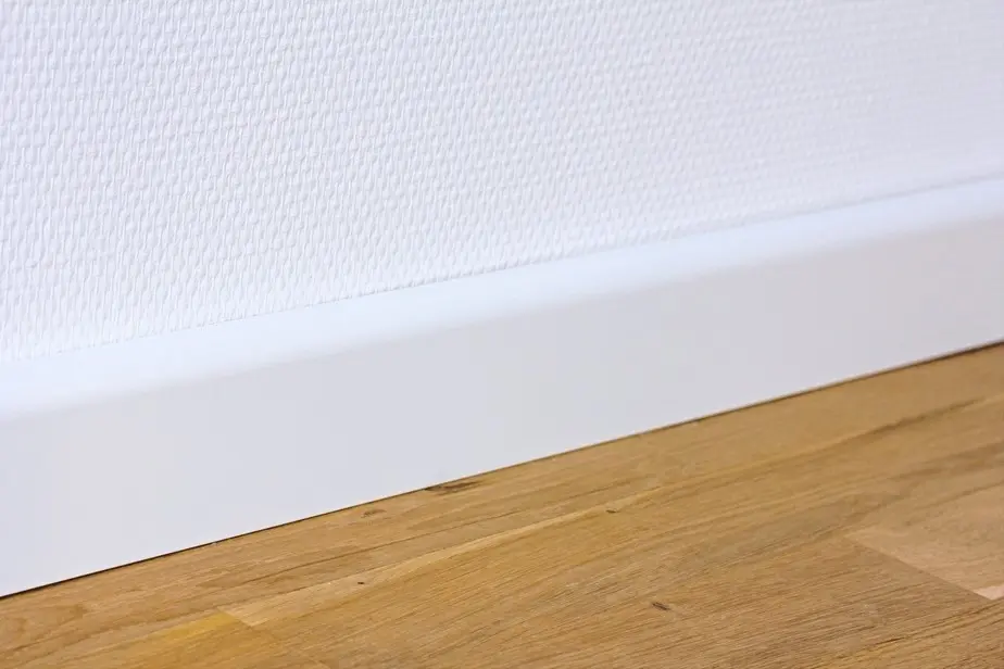 Widok na ścianę listwy przypodłogowej 18 x 76 x 2400 mm, drewno lite, zaokrąglona, biała lakierowana, Clip-Nut, aranżacja