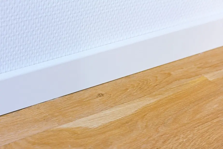 Widok ścienny listwa przypodłogowa 16 x 50 x 2400 mm drewno lite stożkowy/ukośny biały lakierowany Clip-Nut