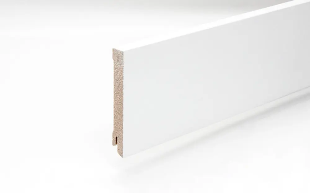 Perspektywa listwy przypodłogowej 16 x 96 x 2440 mm MDF biały z fazą Modern 96 wpust na klips