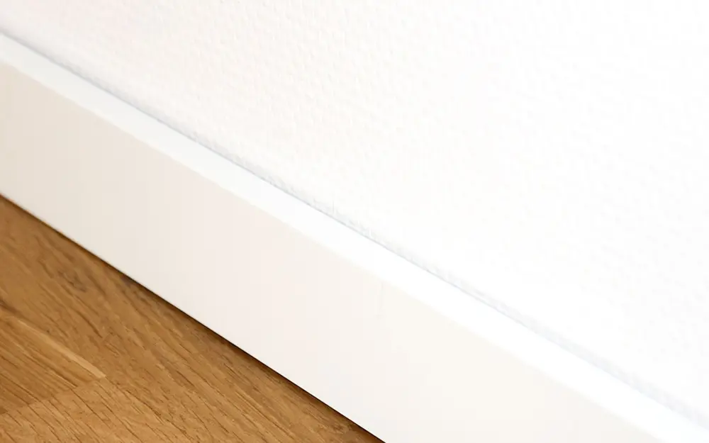 Widok na ścianie listwy przypodłogowej 18 x 58 x 2440 mm MDF biały stożkowy rowek na klips