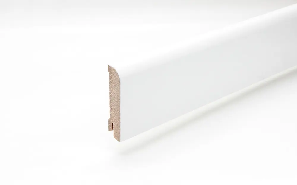 Perspektywa listwy przypodłogowej 18 x 76 x 2440 mm MDF biały na górze zaokrąglona wpust na klips