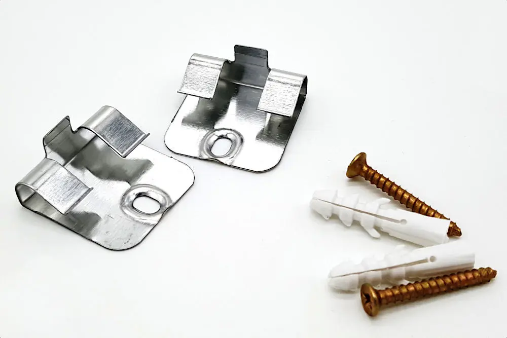 Widok zestawu klipsów mocujących do listew przypodłogowych (50 szt.) - Wicanders