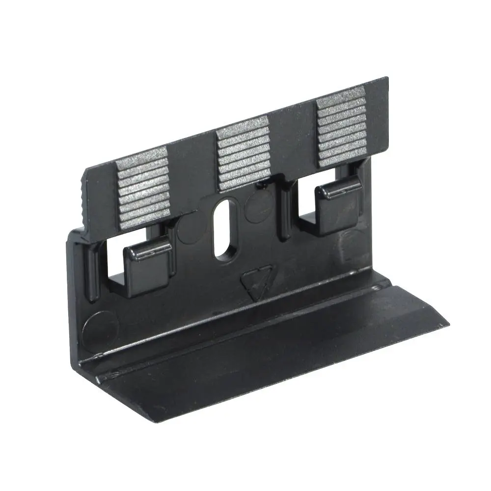 Widok klipsów do listwy przypodłogowej wraz ze śrubami i kołkami - Haro