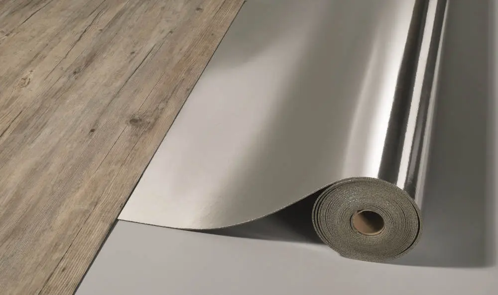 Widok ułożenia podkładu podłogowego PU-M 1,8 Aqua-Stop z taśmą uszczelniającą do fug 8,5 m² PROBASE Premium - Proline