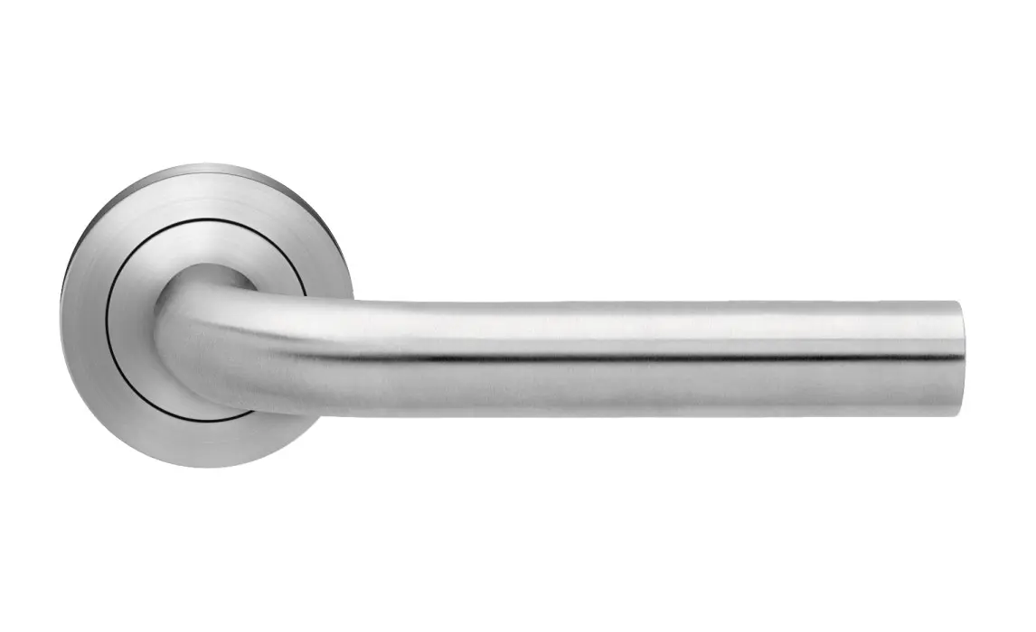 Widok z przodu klamki Malta ER25 OS, stal nierdzewna matowa, okrągła rozeta, zestaw do drzwi pokojowych - Karcher design