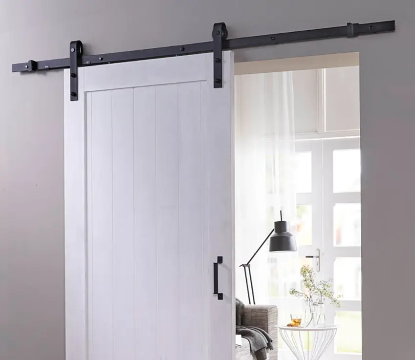 Aranżacja systemu drzwi przesuwnych Basic czarny do drzwi drewnianych - Intersteel