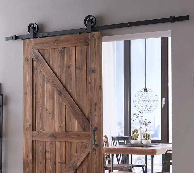 Aranżacja systemu drzwi przesuwnych Wheel Top czarny do drzwi drewnianych - Intersteel