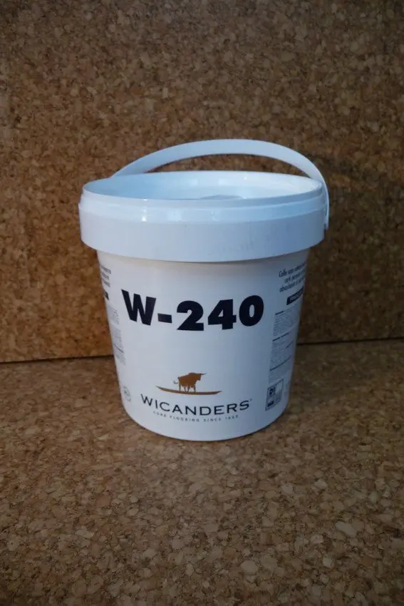 Widok kleju kontaktowego WICANDERS do korek Latex W-240 5kg