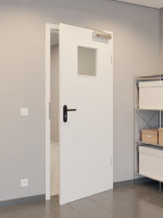 CloseUp-Flur-Milieuansicht von GARANT Rauchschutztür Weißlack 9016 mit Lichtausschnitt LA-8