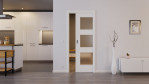 Zweites Milieubild mit in der Wand laufendem System von Weiß ähnlich RAL 9016 LA 11 Basic Lack Schiebetür - Huga