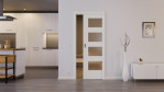 Zweites Milieubild mit in der Wand laufendem System von Weiß ähnlich RAL 9016 LA 9 Basic Lack Schiebetür - Huga