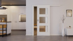 Zweites Milieubild mit vor der Wand laufendem System von Weiß ähnlich RAL 9016 LA 11 Basic Lack Schiebetür - Huga