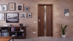 Front-Milieuansicht der in der Wand laufenden HÖRMANN Schiebetür Pure 1 Alpineiche Duradecor DesignLine mit Lichtausschnitt mittig