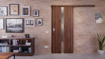 Front-Milieuansicht der vor der Wand laufenden HÖRMANN Schiebetür Pure 1 Alpineiche Duradecor DesignLine mit Lichtausschnitt mittig