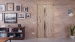 Front-Milieuansicht der vor der Wand laufenden HÖRMANN Schiebetür Pure 1 Nordeiche Duradecor DesignLine mit Lichtausschnitt mittig