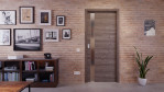Front-Milieuansicht der in der Wand laufenden HÖRMANN Schiebetür Pure 1 Gebürstete Lärche dunkel quer Duradecor DesignLine mit Lichtausschnitt Schlossseite