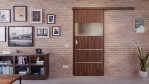 Front-Milieuansicht der vor der Wand laufenden HÖRMANN Schiebetür Pure 2 Alpineiche Duradecor DesignLine mit Lichtausschnitt quer mit bündiger Lisene Steel 80-7