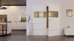 Front-Milieuansicht von HUGA Doppelflügeltür Pure 2 Weißlack DesignLine mit Lichtausschnitt quer mit bündiger Lisene Plain 80-7 mit Zarge