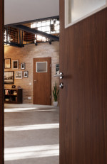 CloseUp-Milieuansicht von WESTAG Innentür Nussbaum Trentino NU 717 PortaLit CPL mit Lichtausschnitt LA-40