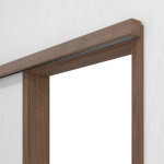 Detailansicht von WESTAG Schiebetürsystem vor der Wand laufend Nussbaum Trentino NU 717 PortaLit CPL mit Zarge