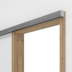 Detailansicht von GARANT Line-Schiebetürsystem vor der Wand laufend Authentic Risseiche CePaL