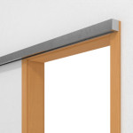 Detailansicht von GARANT Line-Schiebetürsystem vor der Wand laufend Buche Exklusiv CePaL