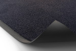 Detailbild mit Ansicht von Ober- und Untermaterial von Fußmatte ColourLine 858 blau - Entrada