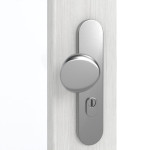 Detailansicht der Oberfläche von GARANT Wohnungseingangstür Authentic Grigio CePaL mit Lichtausschnitt LA-4 schlossseitig