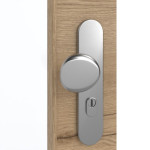 Detailansicht der Oberfläche von GARANT Wohnungseingangstür Quer Authentic Risseiche CePaL mit Lichtausschnitt LA-4 schlossseitig