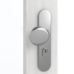 Detailansicht der Oberfläche von GARANT Wohnungseingangstür Authentic Grigio GCK08 mit Lichtausschnitt LA-5 schlossseitig