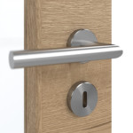 Detailansicht der Oberfläche von GARANT Doppelflügeltür inkl. Zarge Quer Authentic Risseiche CPL mit Lichtausschnitt LA-5 schlossseitig