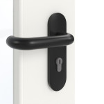 Detailansicht der Oberfläche von GARANT Rauchschutztür Weißlack 9016 mit Lichtausschnitt LA-DIN