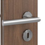 Detailansicht der Oberfläche von WESTAG Doppelflügeltür Nussbaum Trentino NU 717 Portalit CPL mit Lichtausschnitt LA-18-21,5 inkl. Zarge