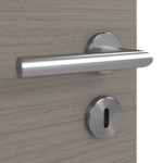 Detailansicht der Oberfläche von LEBO Doppelflügeltür Strukturiert Taupe Versio mit Lichtausschnitt LA 4 mittig inkl. Zarge