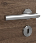 Detailansicht der Oberfläche von HÖRMANN Doppelflügeltür Pure 1 Alpineiche quer Duradecor DesignLine mit Lichtausschnitt mittig mit Zarge