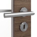 Detailansicht der Oberfläche von HÖRMANN Doppelflügeltür Pure 1 Alpineiche quer Duradecor DesignLine mit Lichtausschnitt Schlossseite mit Zarge