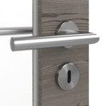 Detailansicht der Oberfläche von HÖRMANN Doppelflügeltür Pure 1 Gebürstete Lärche dunkel quer Duradecor DesignLine mit Lichtausschnitt Schlossseite mit Zarge