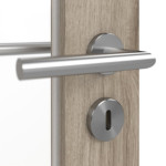 Detailansicht der Oberfläche von HÖRMANN Doppelflügeltür Pure 1 Nordeiche Duradecor DesignLine mit Lichtausschnitt Schlossseite mit Zarge