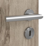 Detailansicht der Oberfläche von HÖRMANN Doppelflügeltür Pure 1 Nordeiche Duradecor DesignLine mit Lichtausschnitt quer mit Zarge