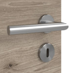 Detailansicht der Oberfläche von HÖRMANN Doppelflügeltür Pure 2 Nordeiche quer Duradecor DesignLine mit Lichtausschnitt quer mit Zarge