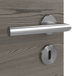 Detailansicht der Oberfläche von HÖRMANN Doppelflügeltür Pure 2 Gebürstete Lärche dunkel quer Duradecor DesignLine mit Lichtausschnitt quer mit bündiger Lisene Plain 79-7 mit Zarge