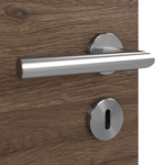 Detailansicht der Oberfläche von HÖRMANN Doppelflügeltür Pure 2 Alpineiche quer Duradecor DesignLine mit Lichtausschnitt quer mit bündiger Lisene Plain 80-7 mit Zarge